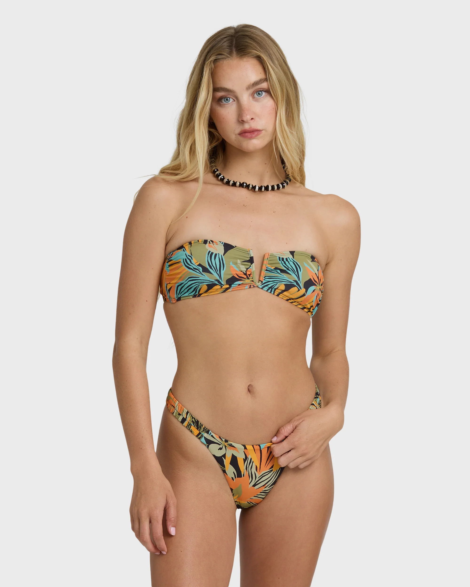 2933-des-tropiques-sunni-scrunch-tiny-bikini-bottom-black-multi-3.webp Des Tropiques Sunni Scrunch Tiny Bikini Bottom - Black Multi
