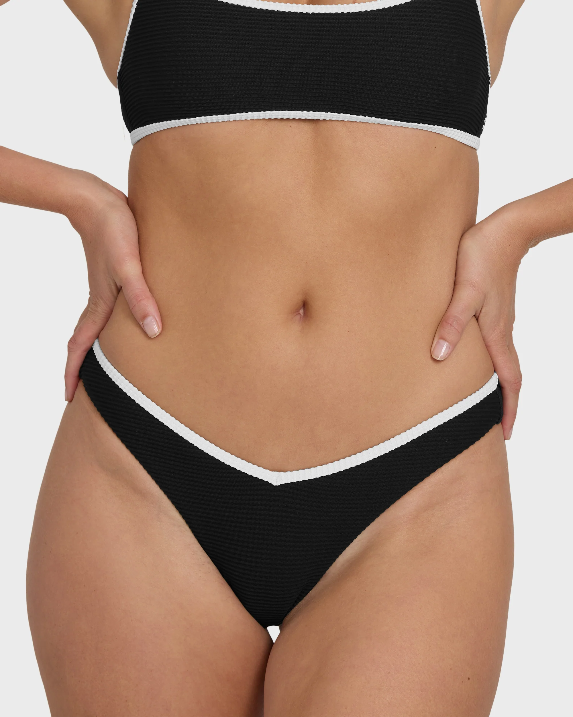 534-tanlines-bound-v-hike-bikini-bottoms-black-pebble-7.webp Tanlines Bound V Hike Bikini Bottoms - Black Pebble